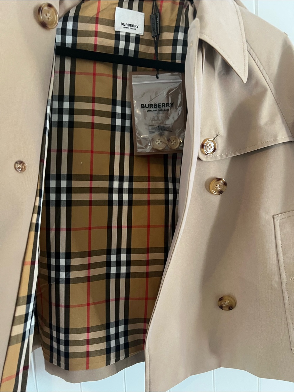 Burberry Beige Short Double-Breasted Trench Coat - Picture 5 of 5